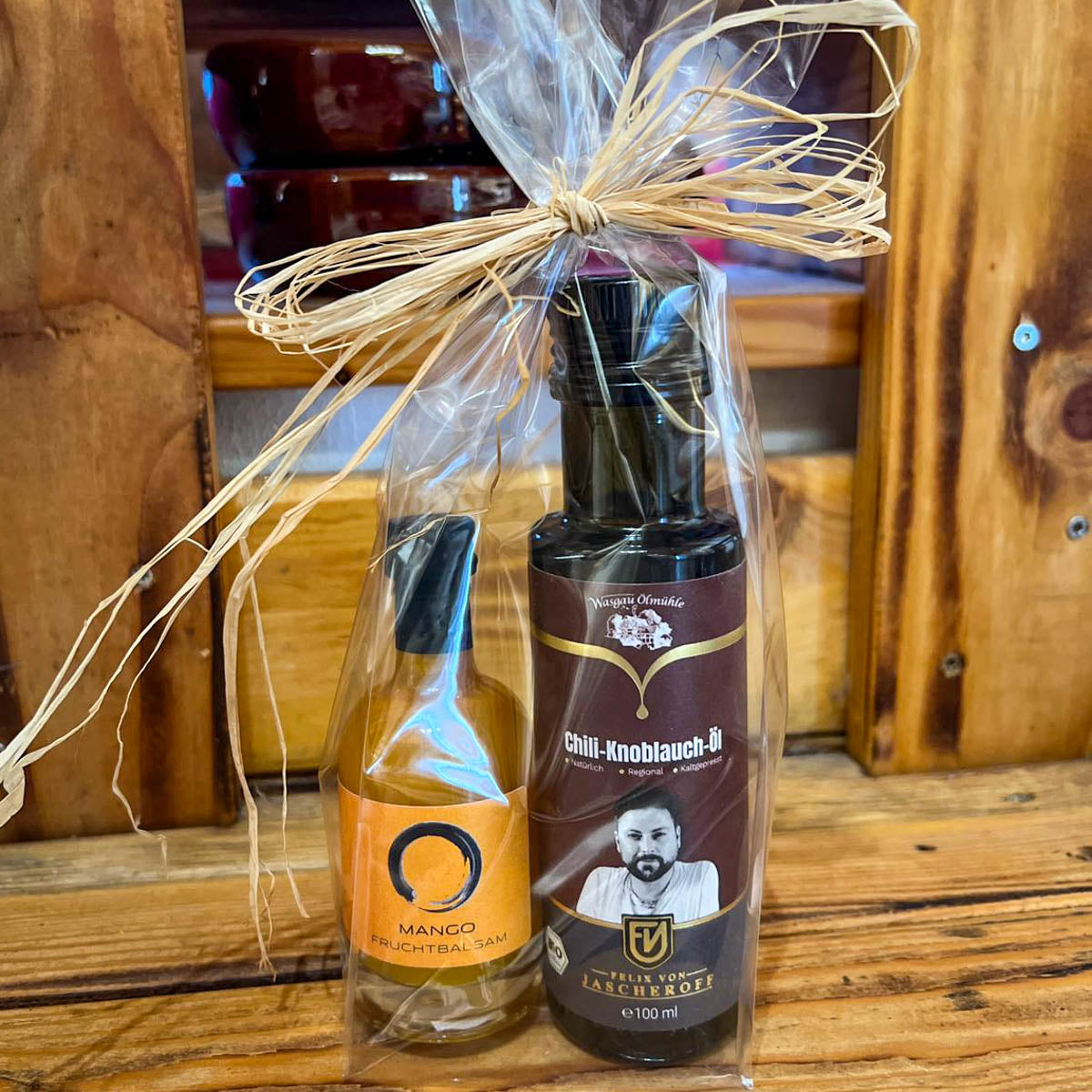 Genuss-Geschenkset „Klein aber fein – Felix Edition“ der Wasgau Ölmühle mit Bio Chili-Knoblauch-Öl und Mango Fruchtbalsam – ideales Geschenk für Feinschmecker und Genießer.