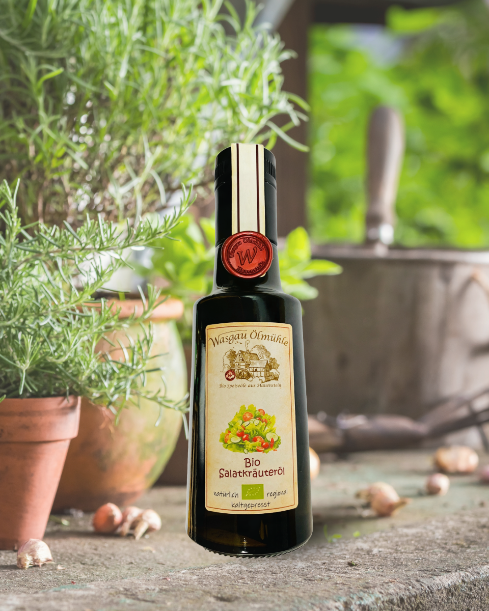 Bio Salatkräuter-Öl der Wasgau Ölmühle – kaltgepresstes Bio-Würzöl mit feinen Kräutern für Salate, Dressings, Rohkost und mediterrane Küche.