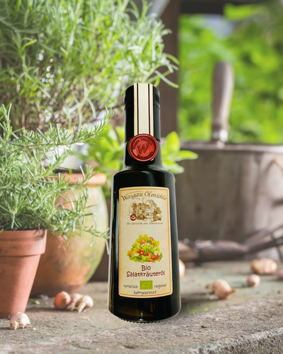 Bio Salatkräuter-Öl der Wasgau Ölmühle – kaltgepresstes Bio-Würzöl mit feinen Kräutern für Salate, Dressings, Rohkost und mediterrane Küche.