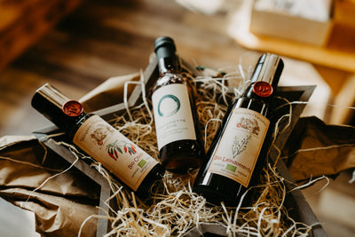 Geschenk „Dressing-König“ der Wasgau Ölmühle – Feinkost-Geschenkset mit Bio Leindotteröl, Bio Chiliöl und mediterraner Vinaigrette für Salate, Dressings und kreative Küche.