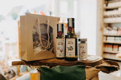 Mediterranes Geschenkset von Hollerbusch mit Bio Olivenöl, Bio Chiliöl und Bruschetta-Pesto – hochwertige Bio-Feinkost für Pasta, Antipasti, Salate und mediterrane Küche.