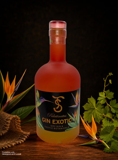 Palatinatus Gin Exotic – Dry Gin mit exotischen Botanicals in hochwertiger Flasche, stilvoll präsentiert mit tropischen Pflanzen auf dunklem Hintergrund.