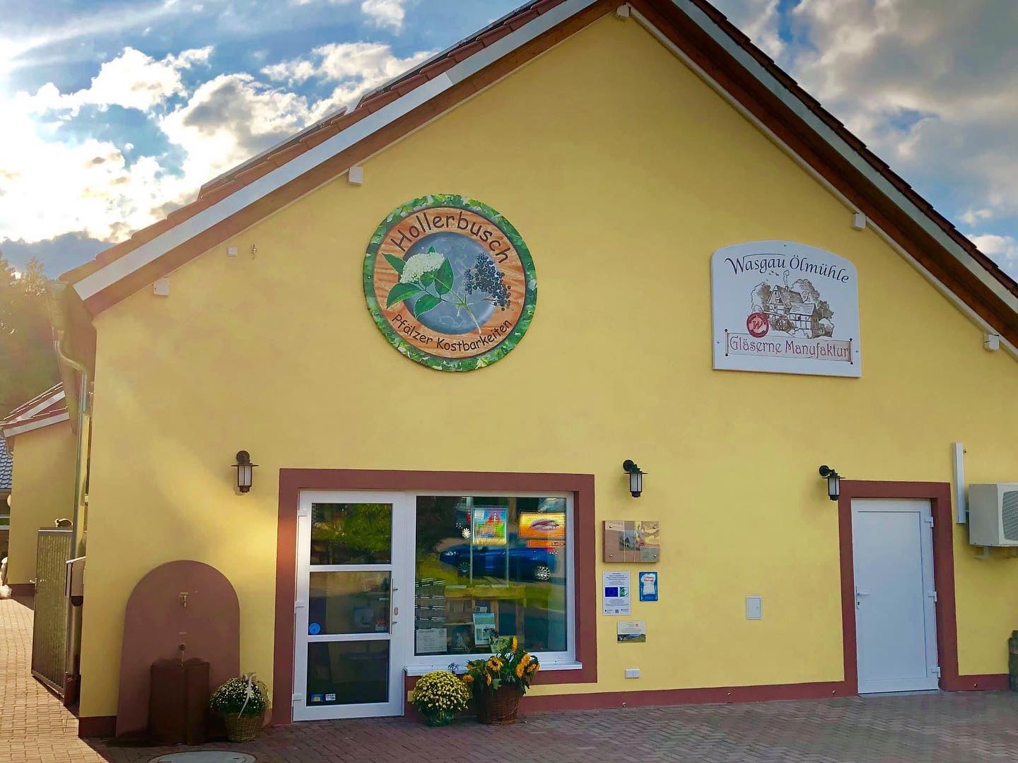 Unser Hofladen Hollerbusch mit der Gläsernen Manufaktur der Wasgau Ölmühle in Hauenstein (Pfalz) gegenüber des Deutschen Schuhmuseums Hauenstein