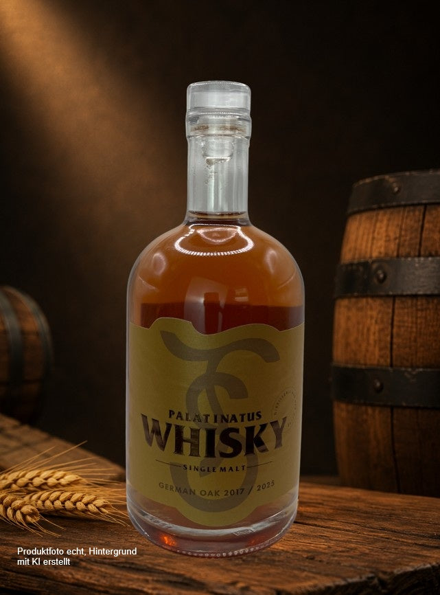 Palatinatus Single Malt Whisky – German Oak 2017–2025 in hochwertiger Glasflasche, stilvoll präsentiert auf rustikalem Holz mit Fasskulisse.