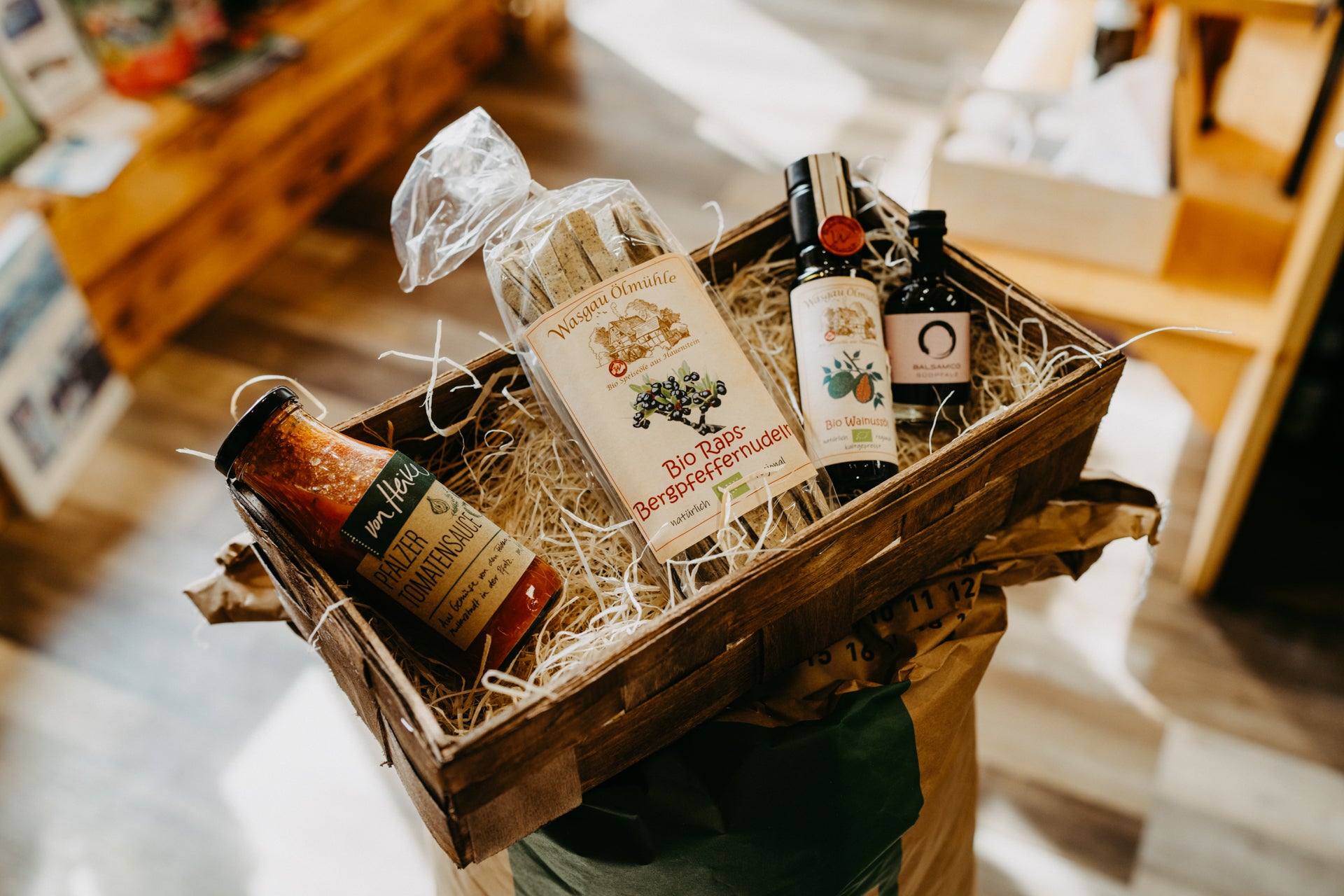 Feinkost-Geschenk „Koch-Freund“ der Wasgau Ölmühle – hochwertiges Geschenkset mit Bio Walnussöl, Bergpfeffernudeln, Pfälzer Balsamico und Tomatensauce für mediterrane Gerichte.