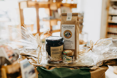 Geschenk „Naschkätzel“ von Hollerbusch – liebevoll verpacktes Feinkost-Geschenkset mit Himbeer-Johannisbeer-Gelee, Pfälzer Honig und Kräutertee für süße Genussmomente.