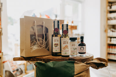 Feinkost-Geschenkset der Wasgau Ölmühle mit Bio Cashewöl, Bio Keschdeöl, Pfälzer Balsamico und Genovese-Pesto – Geschenkidee für Feinschmecker und Genießer.