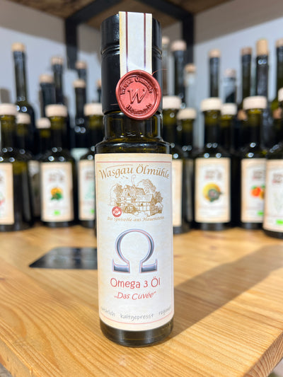 Omega-3 Öl der Wasgau Ölmühle – hochwertige kaltgepresste Ölkomposition mit mild-nussigem Geschmack und natürlichem Gehalt an Omega-3-Fettsäuren.